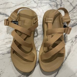 Womens banded chacos curry size 9